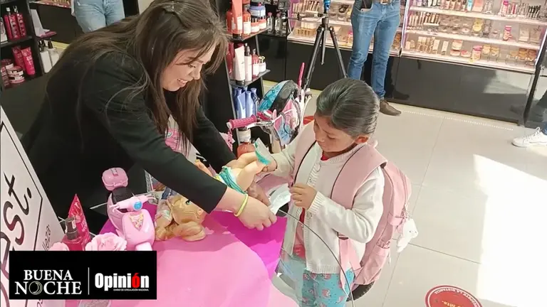 Natalia y la peque&ntilde;a Jimena, en la tienda donde sucedi&oacute; todo./ CAPTURA DE VIDEO