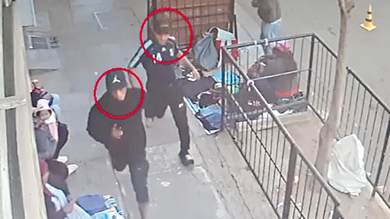 C&aacute;maras captan a los dos hombres implicados en el
ataque a un polic&iacute;a en Cochabamba./ POLIC&Iacute;A