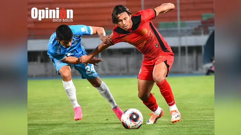 José Alipaz (d) pugna una pelota con Miguel Becerra (i), durante el duelo del Manzanero ante Blooming en la Llajta./ DICO SOLÍS