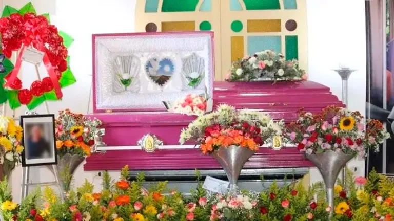 Velan a una persona con uno de los ataudes Barbie. La Prensa Gr&aacute;fica/El Salvador