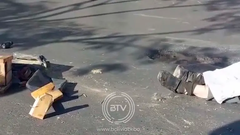 El hombre yace sin vida en el suelo junto a sus insumos de trabajo. Captura BTV
