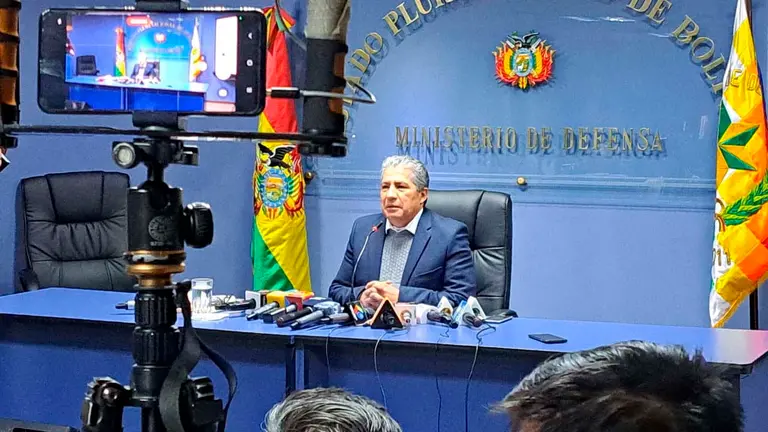El ministro de Defensa, Edmundo Novillo en conferencia de prensa. ERBOL