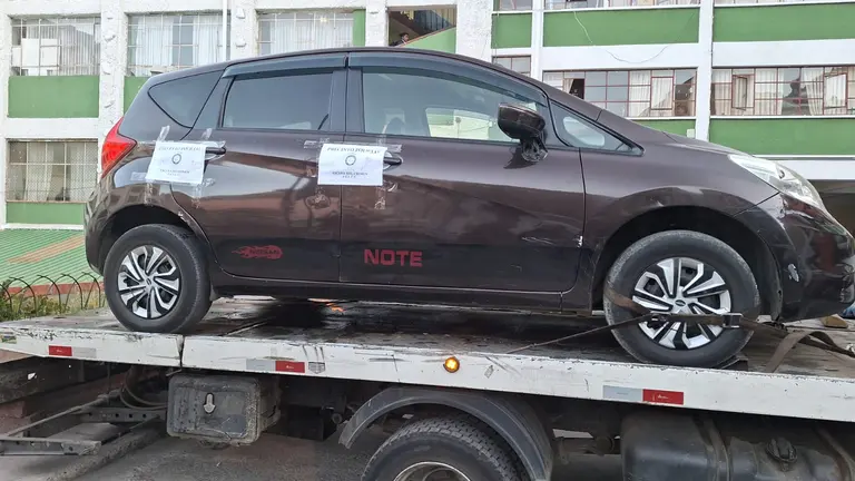 El auto en el que hallaron sin vida a un polic&iacute;a, en La Paz. RRSS