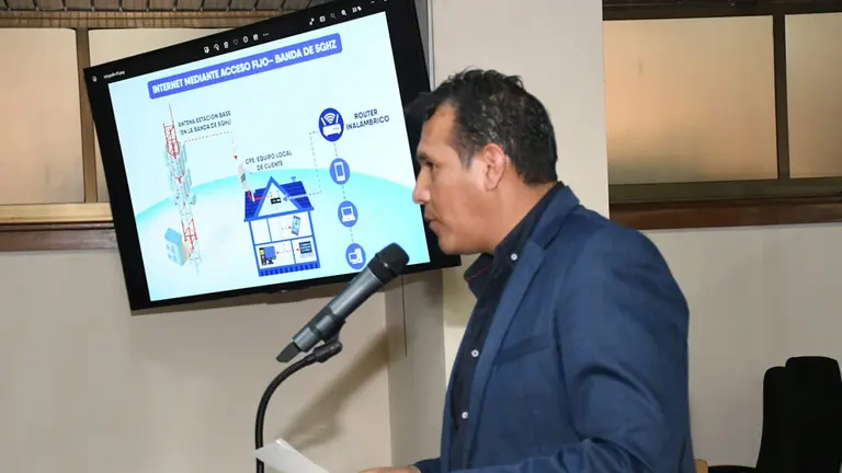 El director Ejecutivo de la ATT, N&eacute;stor R&iacute;os, en conferencia de prensa./ APG