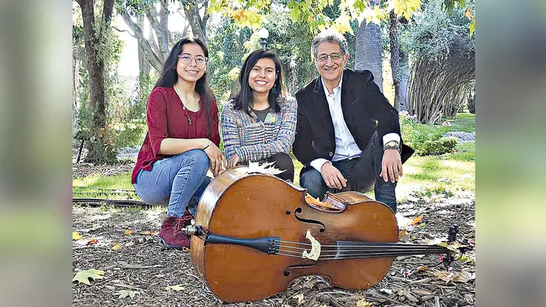 Emilio Aliss (derecha), junto a Diana &Aacute;vila e Isabel 
Vargas./ CORTES&Iacute;A