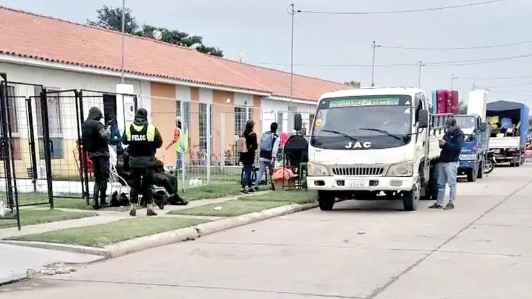 El operativo realizado para desalojar a los ocupantes ilegales./ EJUTV