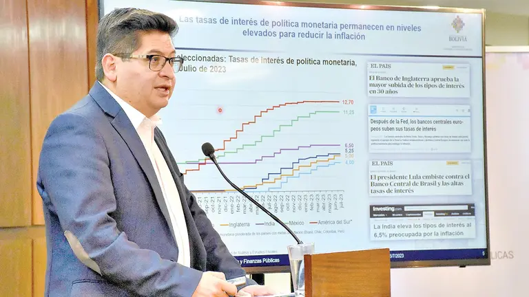 El ministro de Econom&iacute;a, Marcelo Montenegro, habla sobre los yuanes en conferencia de prensa./ APG