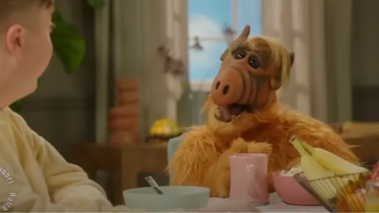 Alf el extraterrestre en su nuevo segmento de comedia y publicidad. CAPTURA