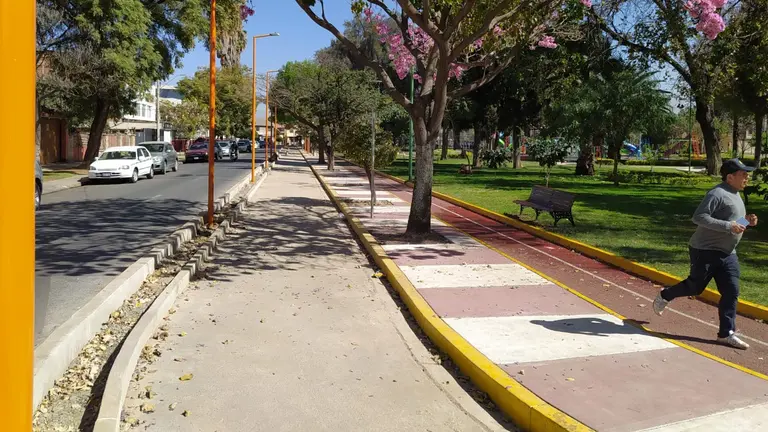 La ciclov&iacute;a en plena etapa de construcci&oacute;n, en la zona de Ingavi. DICO SOL&Iacute;S