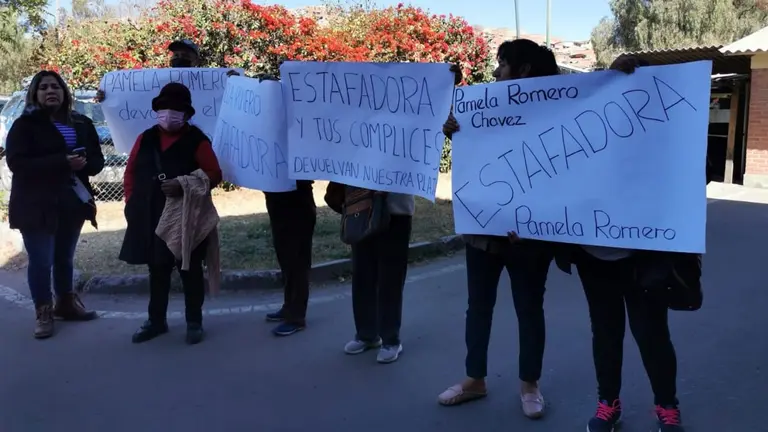 V&iacute;ctimas de estafadora m&uacute;ltiple protestan en puertas de la FELCC de Cochabamba./MARIELA COSS&Iacute;O