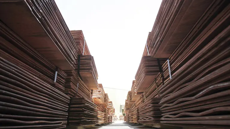 La estatal Comisi&oacute;n Chilena del Cobre (Cochilco) estima para este a&ntilde;o que el mercado global cerrar&aacute; con un super&aacute;vit en torno a las 130.000 toneladas. En la imagen un registro de archivo de miles de l&aacute;minas de cobre en Calama (Chile)./ EFE