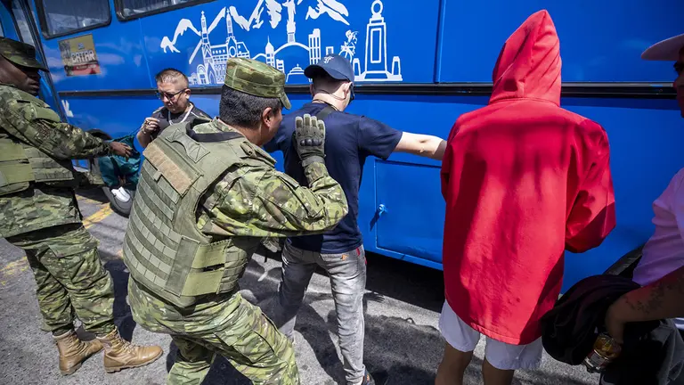 Militares ecuatorianos fueron registrados este mi&eacute;rcoles, 26 de julio, al realizar un control de armas y estupefacientes, frente a un autob&uacute;s, en una de las calles de Quito (Ecuador)./ EFE