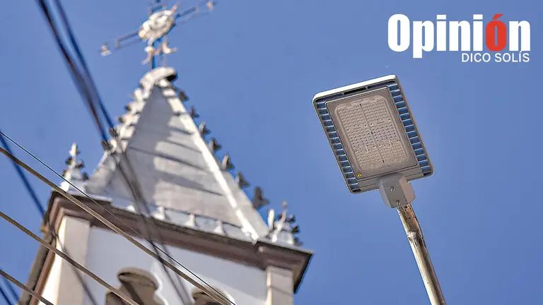 Una luminaria de alumbrado p&uacute;blico en la calle Jun&iacute;n./ DICO SOL&Iacute;S