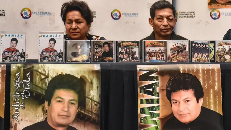 El cantautor Dami&aacute;n Gonzales  durante la presentaci&oacute;n de su disco en la Gobernaci&oacute;n de Cochabamba./ DICO SOL&Iacute;S