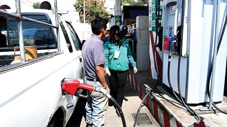 Una persona carga combustible en una estación de servicio./ URGENTE.BO