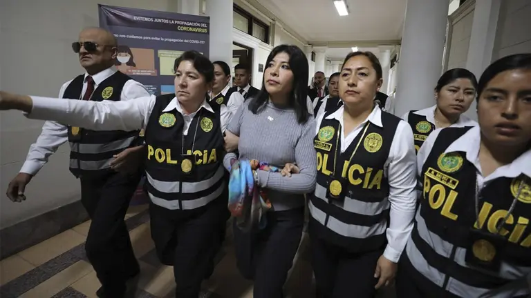 Fotograf&iacute;a cedida por Poder Judicial de la ex primera ministra de Per&uacute; Betssy Ch&aacute;vez (c) junto integrantes de la polic&iacute;a hoy, en Tacna (Per&uacute;)./ EFE