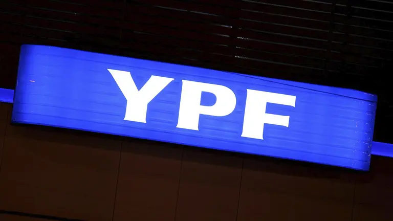 Vista de una estaci&oacute;n de combustibles YPF (Yacimientos Petrol&iacute;feros Fiscales), en una fotograf&iacute;a de archivo./ EFE