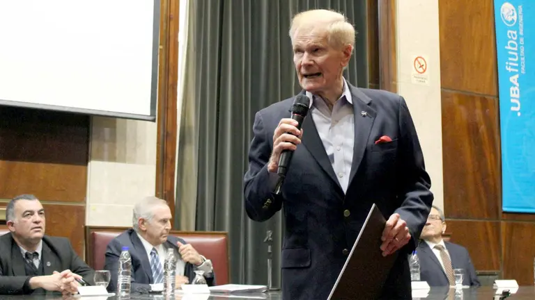 Fotografía en la que se registró al administrador de la NASA, Bill Nelson, durante una charla ante alumnos y autoridades de la institución universitaria y del Ministerio de Ciencia, Tecnología e Innovación, en Buenos Aires./ EFE