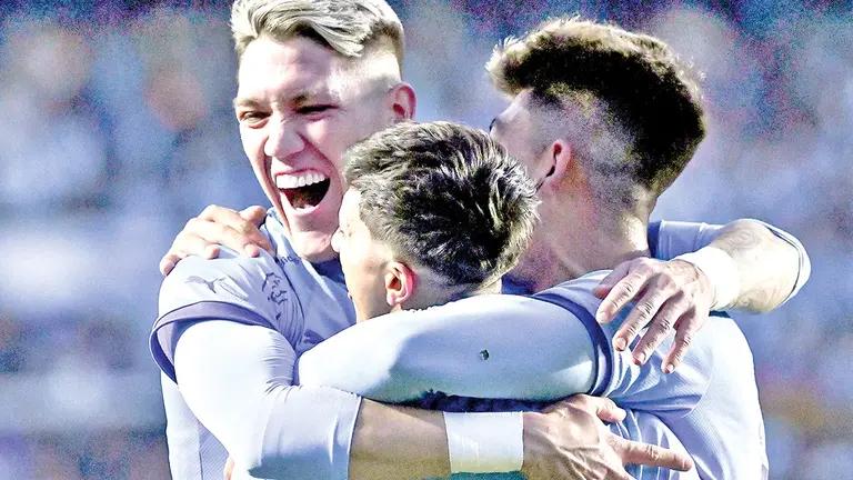 Jugadoes celestes festejan un gol en un duelo pasado./ APG