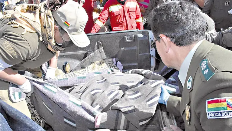 Polic&iacute;a realiza  el levantamiento legal de los cuerpos de las v&iacute;ctimas./ APG