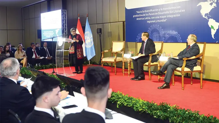 La representante de la ONU, Rabab Fatima (i), da un discurso durante el evento./ EFE