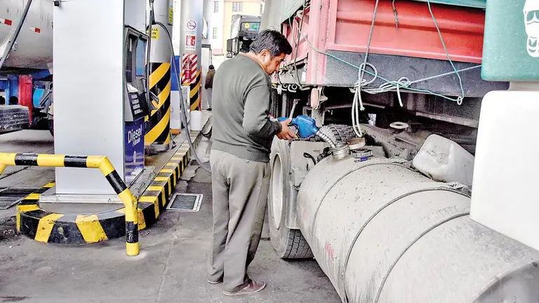 Foto referencial de un transportista que carga combustible a su cami&oacute;n./ DICO SOL&Iacute;S
