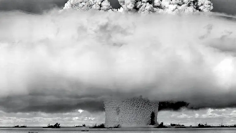 La explosión, cuando se produjo, eclipsó al Sol. Con una fuerza equivalente a 21 kilotoneladas de TNT, la detonación fue la más grande jamás vista./ GETTYIMAGES