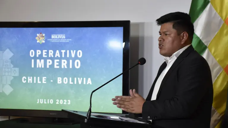 El viceministro de Defensa Social y Sustancias Controladas, Jaime Mamani, en rueda de prensa. VDSSC