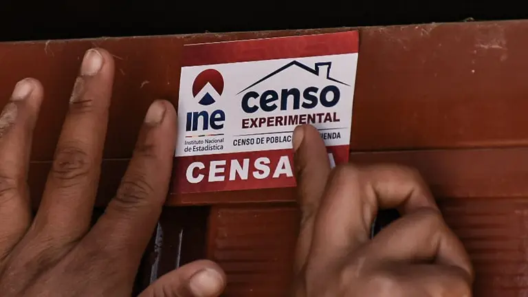Adhesivo que personal del INE coloca en las puertas de las casas censadas./ DICO SOL&Iacute;S