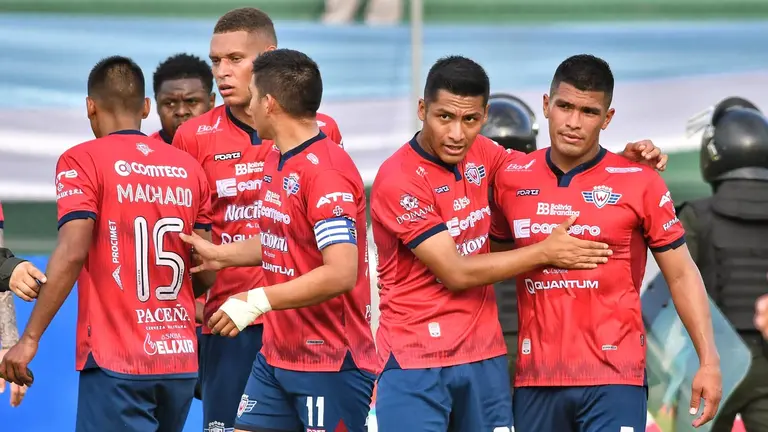 Partido entre Vaca Díez y Wilstermann, en el estadio Roberto Jordán Cuellar, de Cobija. / APG