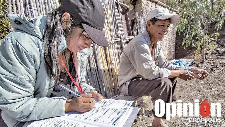 Una censista encuesta a un poblador en Capinota. / DICO SOLÍS