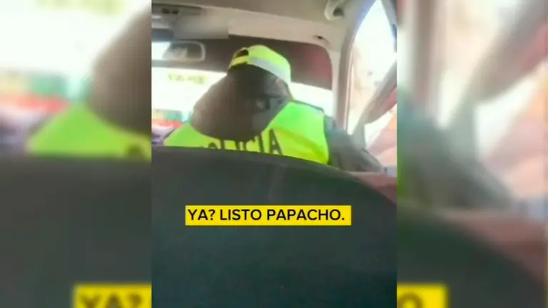 Una captura del polic&iacute;a al momento de recibir el soborno. TIK TOK
