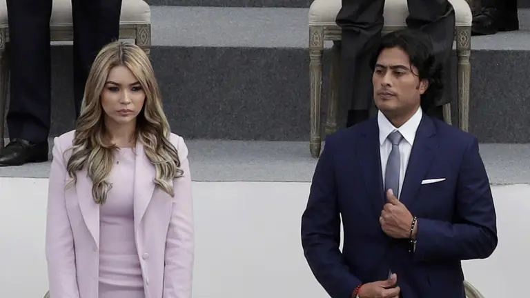Nicol&aacute;s Petro Burgos, hijo del presidente Gustavo Petro, junto a su exesposa Daysuris V&aacute;squez (i), en una fotograf&iacute;a de archivo./ EFE