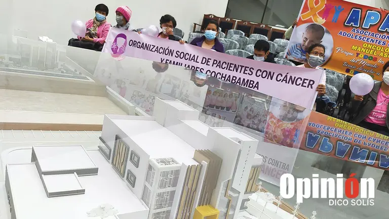 La maqueta de la construcci&oacute;n de la Unidad de Radioterapia y los familiares de pacientes con c&aacute;ncer, este 31 de julio./ DICO SOL&Iacute;S