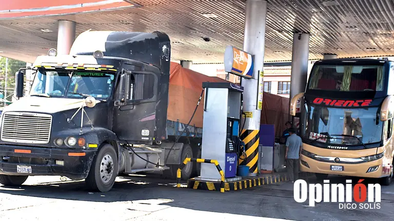 Foto referencial de transporte pesado que cargan combustible./ DICO SOL&Iacute;S