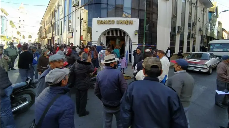 Rentistas bloquean la calle 25 de de Mayo. DICO SOL&Iacute;S