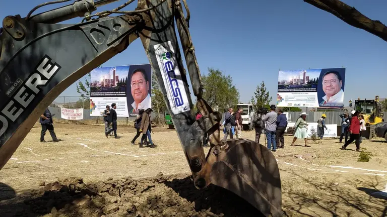 Maquinaria pesada inicia el movimiento de tierra para la construcci&oacute;n de la Unidad de Radioterapia en Cochabamba, DICO SOL&Iacute;S