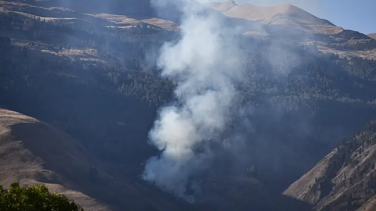 Incendio que se registra en el Parque Tunari, en la zona de Tirani./ DICO SOL&Iacute;S