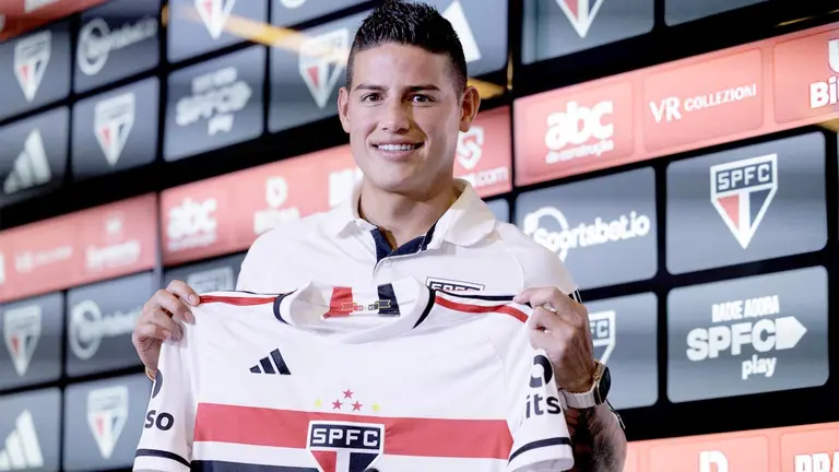 El futbolista colombiano James Rodríguez sostiene hoy la camiseta del Sao Paulo, durante su presentación como nuevo jugador del club, en Sao Paulo (Brasil)./ EFE