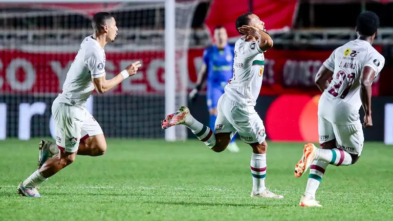 Jugadores de Fluminense celebran un gol hoy, en un partido de los octavos de final de la Copa Libertadores entre Argentinos Juniors y Fluminense en Buenos Aires (Argentina)./ EFE