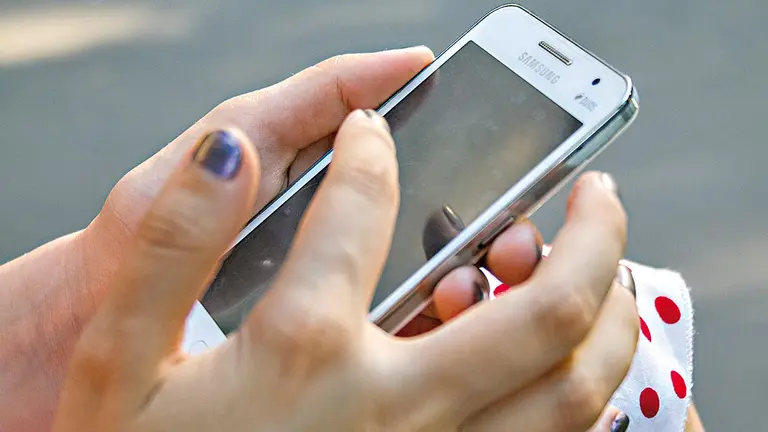 Fotograf&iacute;a ilustrativa de una mujer usando su celular./  PEXELS
