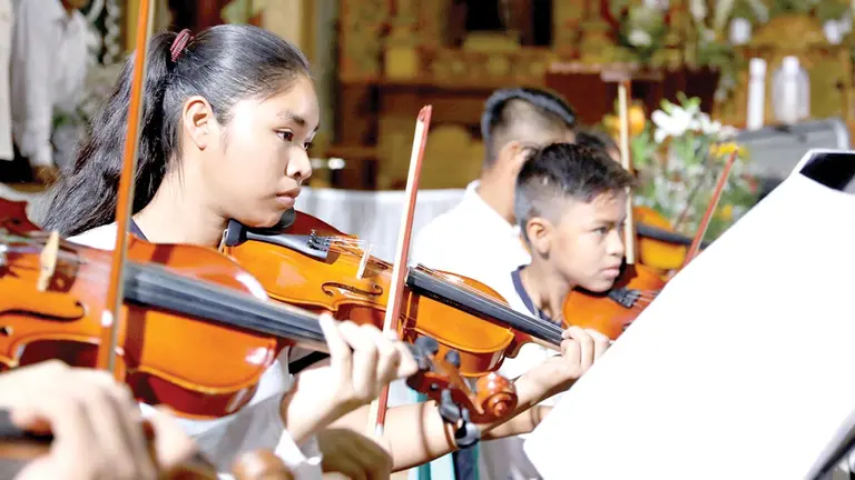 Miembros de la Orquesta de Cuerdas de Santa Ana de Velasco./ BR&Uacute;JULA DIGITAL