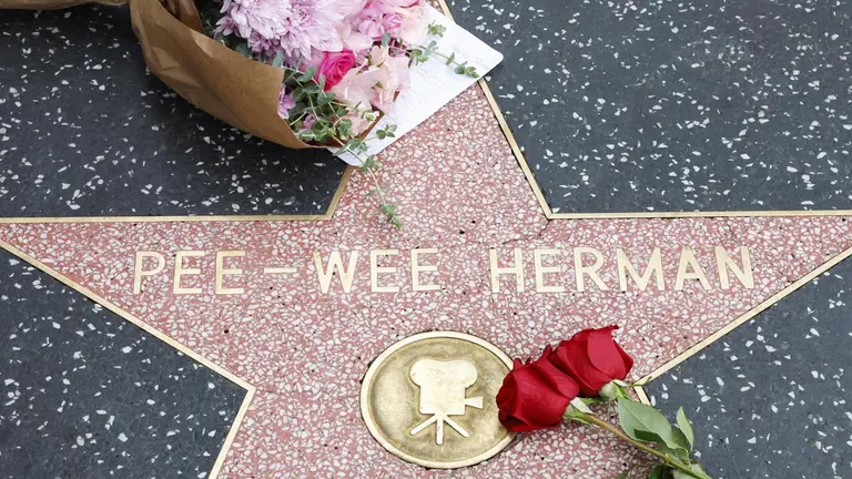 Personas dejan flores y mensajes en la estrella en el Paseo de la Fama de Pee-wee Herman, personaje interpretado por el actor Paul Reubens, en Los Ángeles, California./ EFE