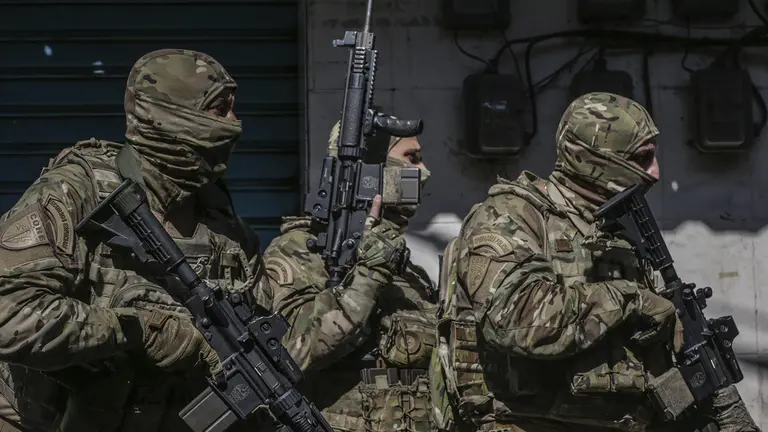Imagen de archivo de polic&iacute;as militares realizan un operativo en Brasil./ EFE