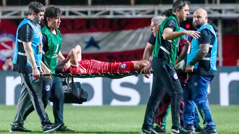 Luciano Sánchez de Argentinos sale lesionado en un partido de los octavos de final de la Copa Libertadores./ EFE