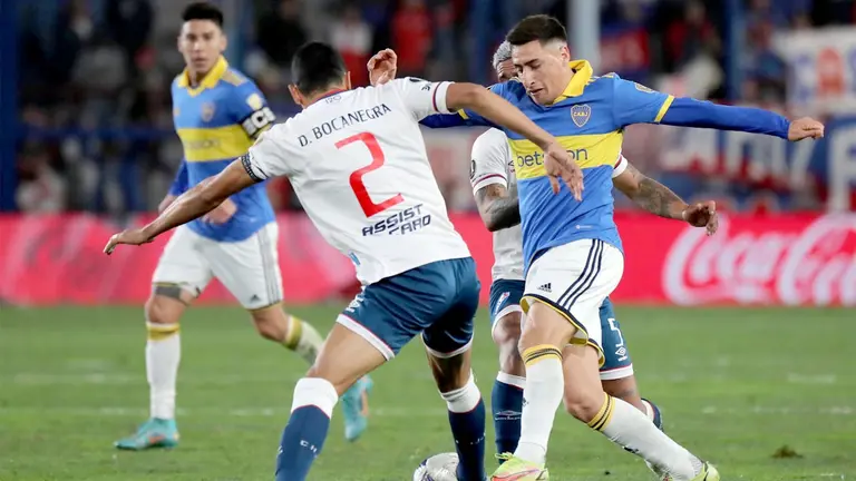 Daniel Bocanegra (i) de Nacional disputa un balón con Miguel Merentiel de Boca, en un partido de los octavos de final de la Copa Libertadores./ EFE