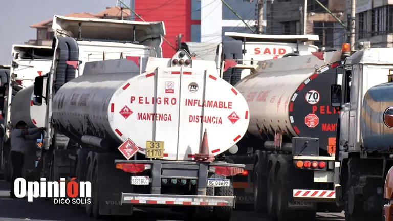Cisternas distribuyen combustible a las estaciones de servicio./ DICO SOL&Iacute;S