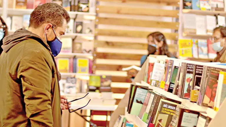 Un lector visita la Feria del Libro de La Paz./ FILLP