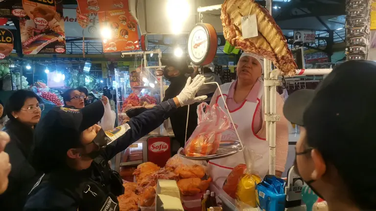 Personal de la Intendencia realiza un control de balanzas en el mercado 25 de Mayo. INTENDENCIA