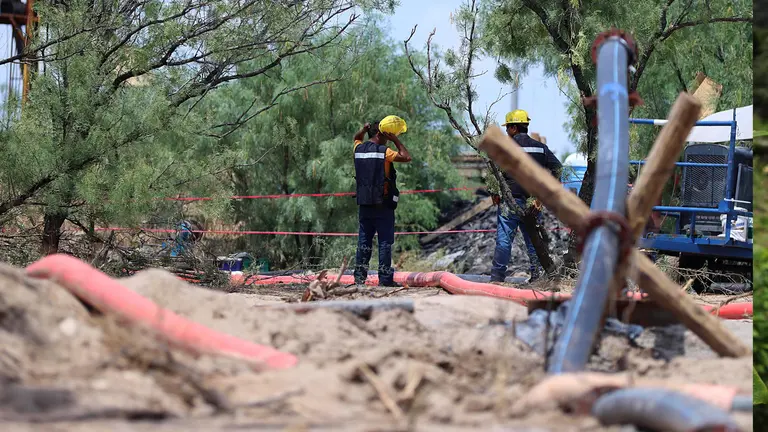 Fotograf&iacute;a de archivo fechada el 14 de agosto de 2022 que muestra a personal de emergencia mientras trabaja en el rescate de los 10 mineros atrapados en una mina, en el municipio de Sabinas, Coahuila (M&eacute;xico)./ EFE